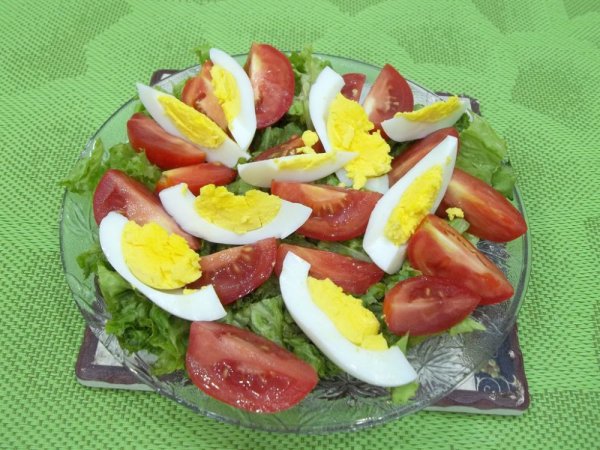 Салат с красной рыбой яйцами и помидорами
