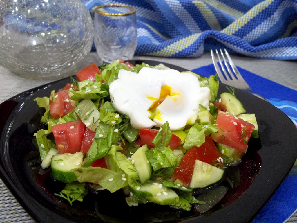 Салат из свеклы с копченой курицей и яйцомпашот