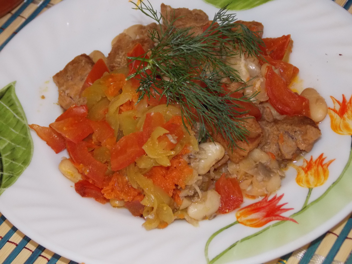 Рыба с фасолью в горшочке