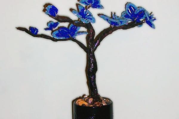 Дерево с голубыми цветами из бисера