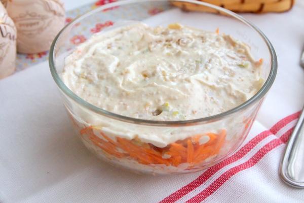 Слоеный салат с топинамбуром и ореховым соусом Слоеный салат с топинамбуром и ореховым соусом