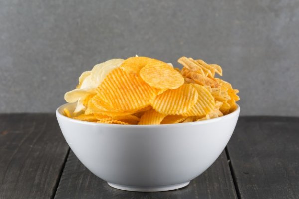 Почему сухарики и чипсы считаются вредными продуктами?