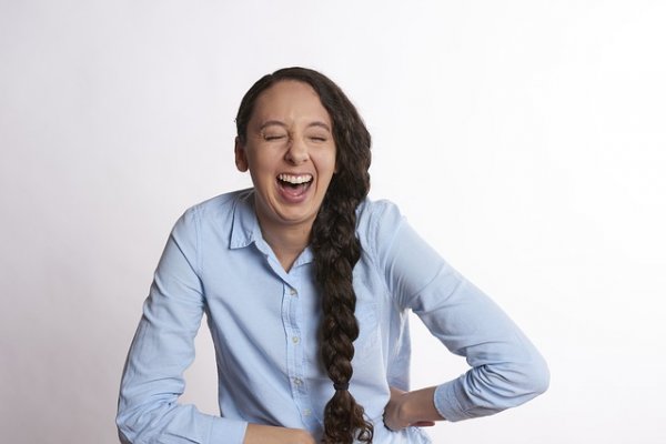 Смех без причины — признак здоровья?