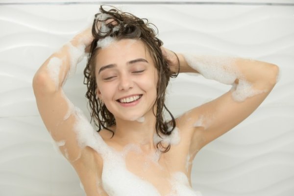 10 важных правил, которые вы, возможно, не соблюдаете при мытье головы