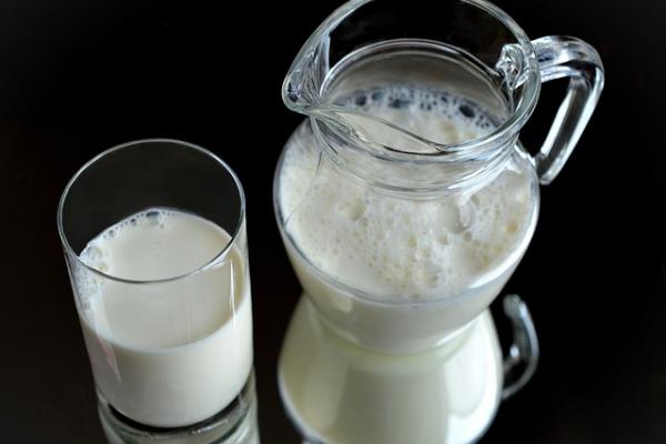 Чем полезно коровье молоко? Чем полезно коровье молоко?