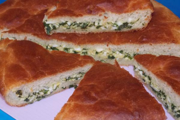Пирог с зеленым луком и яйцом из жидкого дрожжевого теста на сыворотке Пирог с зеленым луком и яйцом из жидкого дрожжевого теста на сыворотке
