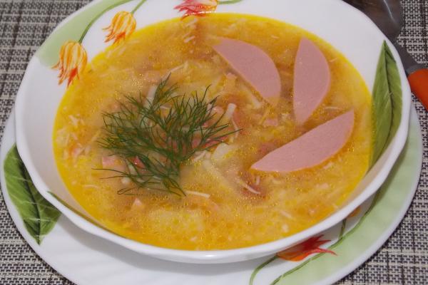Сырный суп с колбасой и вермишелью