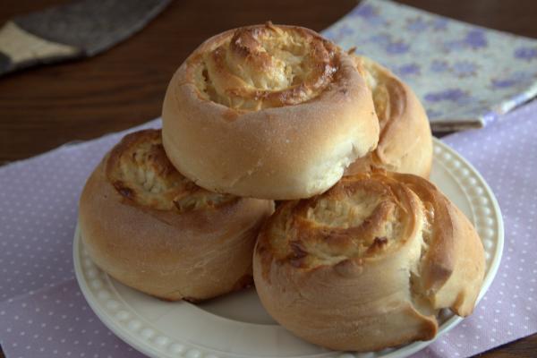 Немецкие булочки с яблоками и сгущенкой