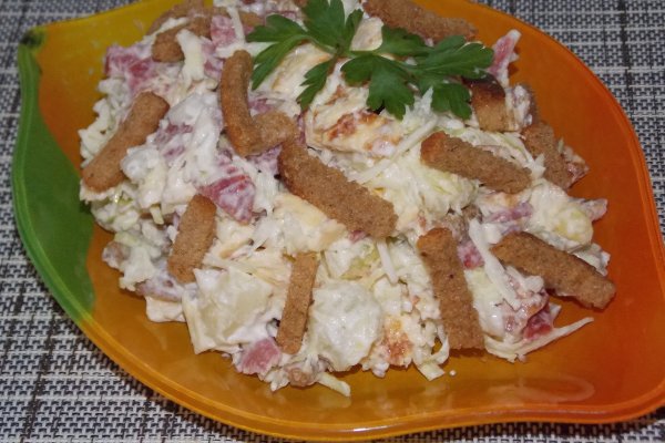 Картофельный салат с колбасой и сухариками