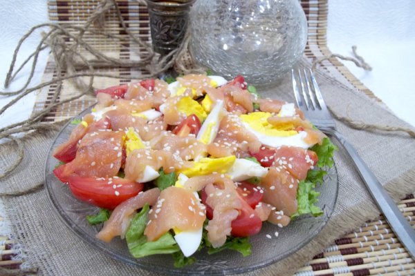 Салат с красной рыбой, яйцами и помидорами