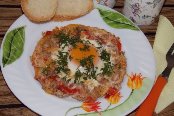 Яичница с фаршем и овощами Яичница с фаршем и овощами