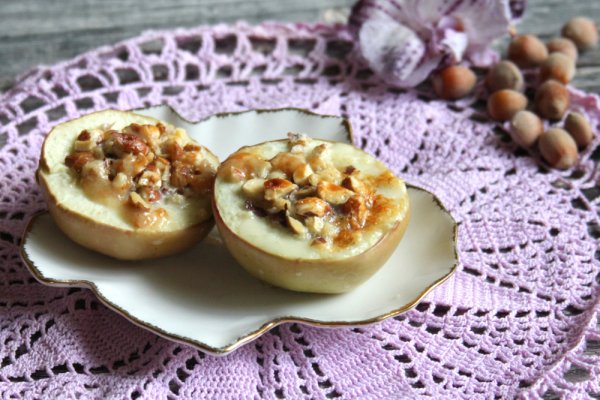 Яблочный десерт со сгущенкой и орехами