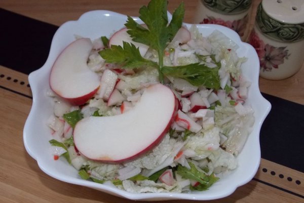 Крабовый салат с яблоком и чесноком