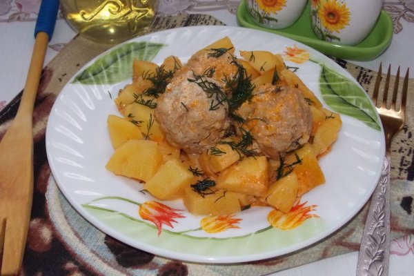Картошка с мясными ёжиками в сметанном соусе