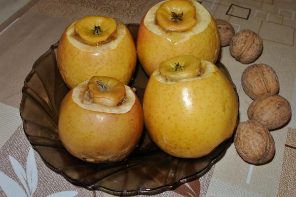Запеченные яблоки с корицей, грецкими орехами и медом