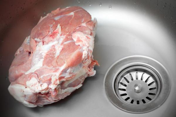 Правильно ли вы размораживаете мясо?