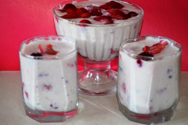 Десерт из мороженых ягод и сыра рикотта