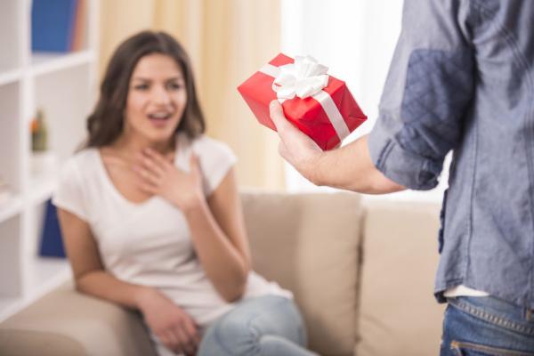Как научить мужа дарить подарки?