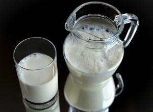 Чем полезно коровье молоко?