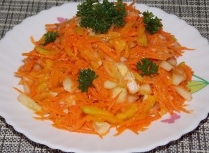 Морковный салат с перцем и огурцом
