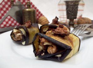 Жареные баклажаны «язычки» с чесноком и грецкими орехами