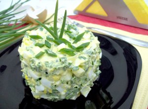 Яичный салат с зеленым луком