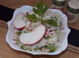 Крабовый салат с яблоком и чесноком