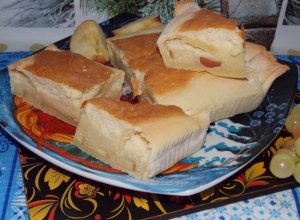 Десертный пирог с воздушной начинкой и яблоками