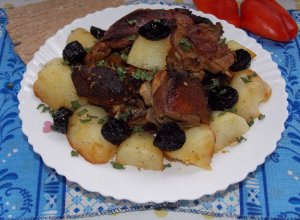 Утка с картошкой и черносливом в духовке (в рукаве)