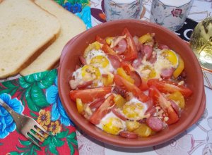 Перепелиные яйца с овощами и сосиской в духовке