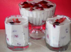 Десерт из мороженых ягод и сыра рикотта