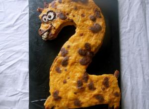 Торт «Озорной жирафик» в виде двойки