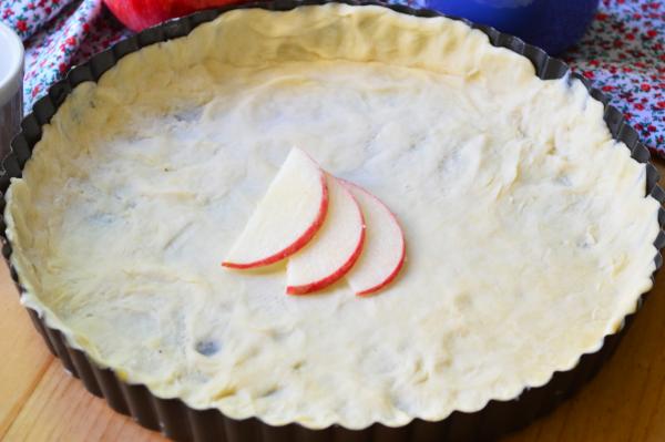 Закрытый хрустящий пирог с начинкой из яблок