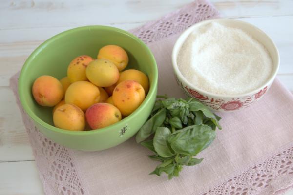 Консервированные абрикосы с базиликом