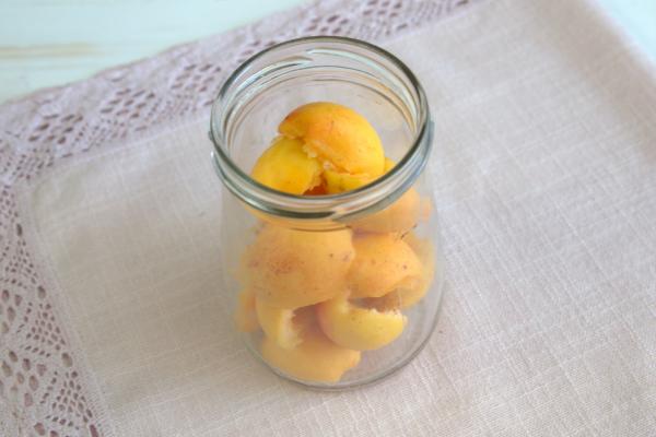 Консервированные абрикосы с базиликом