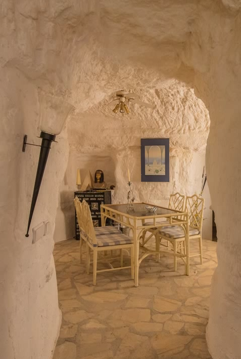 Дома в пещерах Испании