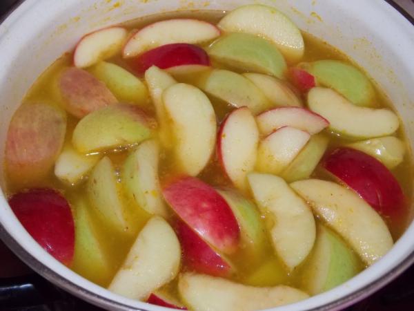 Компот из жмыха облепихи. 1084 6u. Компот из жмыха облепихи фото. Компот из жмыха облепихи-1084 6u. картинка Компот из жмыха облепихи. картинка 1084 6u. Если вас замучила жажда, то единственная мысль, которая то и дело «жужжит» в голове: что выпить, чтобы чувствовать себя комфортно? В такой ситуации вашим спасением может стать бокал прохладного напитка из натуральных фруктов или/и ягод, который вы всегда можете приготовить собственными силами заблаговременно. Например, если вы еще с вечера сварите компот яблочно-облепиховый, то за ночь он как следует настоится и остынет, а с раннего утра у вас в запасе будет готовый вкусный напиток. И вовсе необязательно использовать для него цельные ягоды, можете обойтись и отжимками (жмыхом), оставшимися от приготовления сиропа из облепихи. Яблоки же сгодятся любые (сушеные, замороженные или свежие).