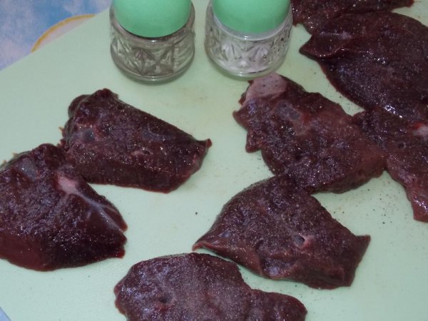 Блюдо из говящей печени. Отбивные из печень говяжья в упаковке. Отбивные из печени говяжьей в духовке. Говяжья печень с оранжевым оттенком. Отбивные из печени.