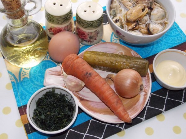 Паштет из мидий рецепты. 2338 2u. Паштет из мидий рецепты фото. Паштет из мидий рецепты-2338 2u. картинка Паштет из мидий рецепты. картинка 2338 2u. Если вам довелось купить не очень вкусные маринованные мидии или морской коктейль (в каком-нибудь рассоле или масле), используйте свою неудавшуюся покупку для приготовления паштета. Уж он-то у вас точно не залежится. Разумеется, для этого блюда совсем необязательно брать именно маринованные мидии. Вы можете взять сырых моллюсков (замороженных либо свежих) и просто их отварить. Для приготовления же такого паштета удобнее всего воспользоваться блендером. Но если такового агрегата у вас под руками нет, не грех обратиться к старому дедовскому способу измельчения продуктов — прокрутить на мясорубке с самой мелкой решёткой.